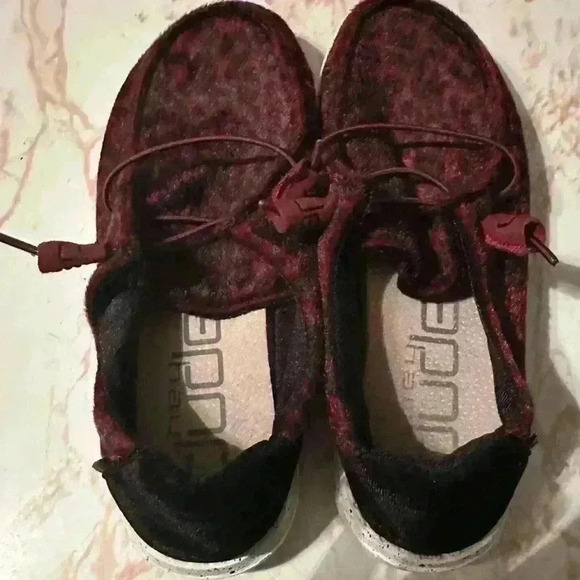 Wendy Scarlett Rare Velvet Maroon Leopard Print Hey Dudes Women’s Size 6 - Picture 3 of 4